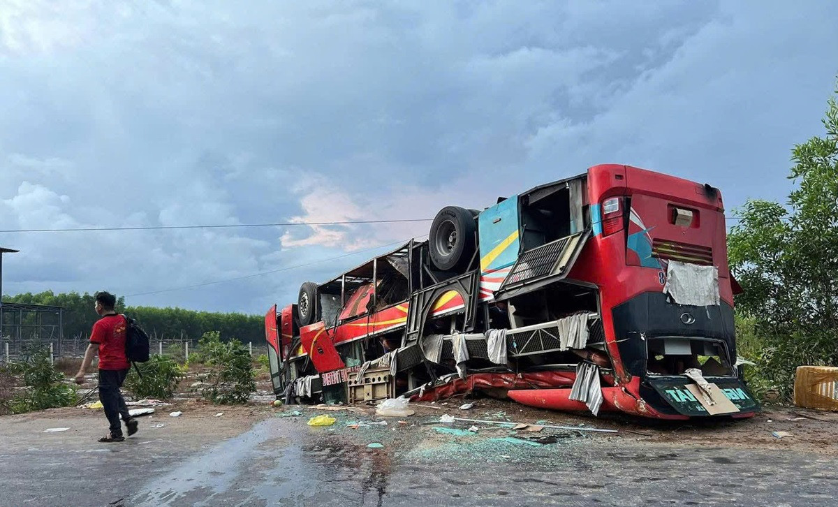 Xe giường nằm chở 10 khách lật ngửa bên đường lúc rạng sáng.jpg