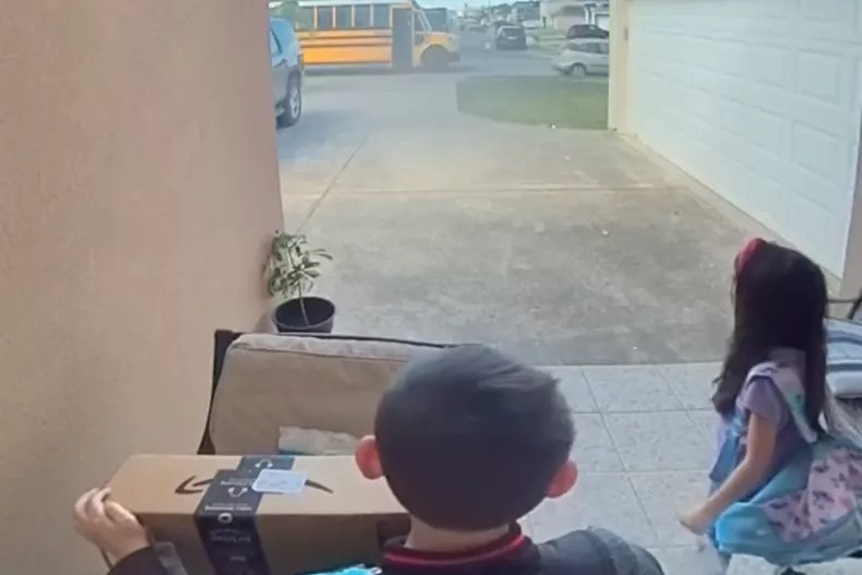 Hành động đẹp của tài xế xe buýt gây sốt mạng xã hội.