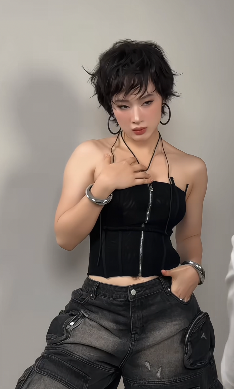 Angela Phương Trinh ăn chay trường, cơ bắp vẫn cuồn cuộn - phái mạnh 'dè chừng' httpswwwsaostarvnthoitrangangelaphuongtrinhvamvodenngongang202505121049149782html