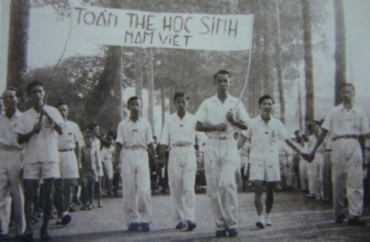 Năm 1945, khi cách mạng tháng Tám thành công, ông bỏ học và tham gia tổ chức Thanh niên Tiền phong, sau đó tham gia học khóa huấn luyện của Việt Minh về công tác tuyên truyền.
