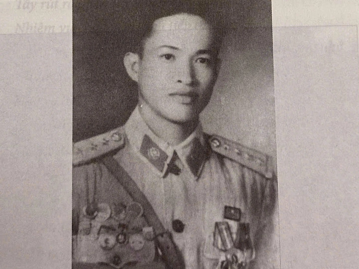 Đại tá Tư Cang sinh năm 1928, tên thật Nguyễn Văn Tàu, quê ở Bà Rịa - Vũng Tàu. Ông làm chiến sĩ quân báo của Việt Minh tại Bà Rịa - Vũng Tàu từ năm 1947 đến năm 1954.