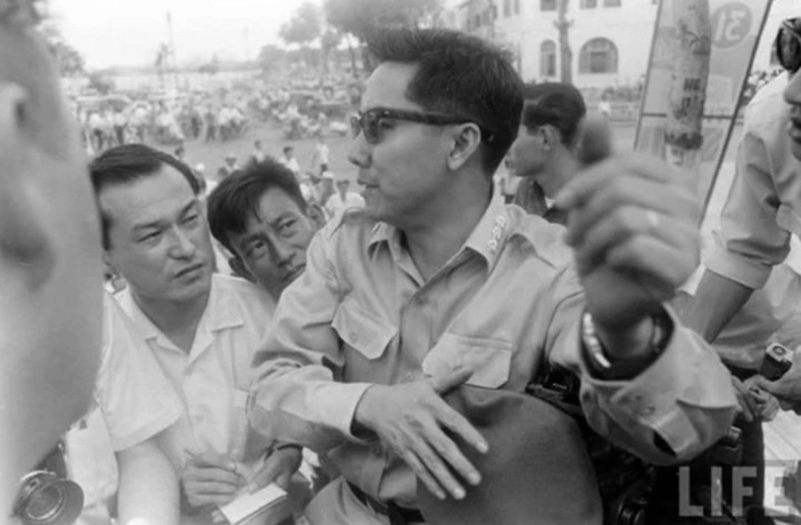 Năm 1965, khi bị chính quyền địch truy bắt, Phạm Ngọc Thảo vẫn không từ bỏ nhiệm vụ, quyết tâm ở lại nơi mà ông có thể bị giết chết bất cứ lúc nào. Khi không may sa vào tay địch, ông bị chúng tra tấn dã man, song ý chí sắt đá không hề bị lay chuyển.