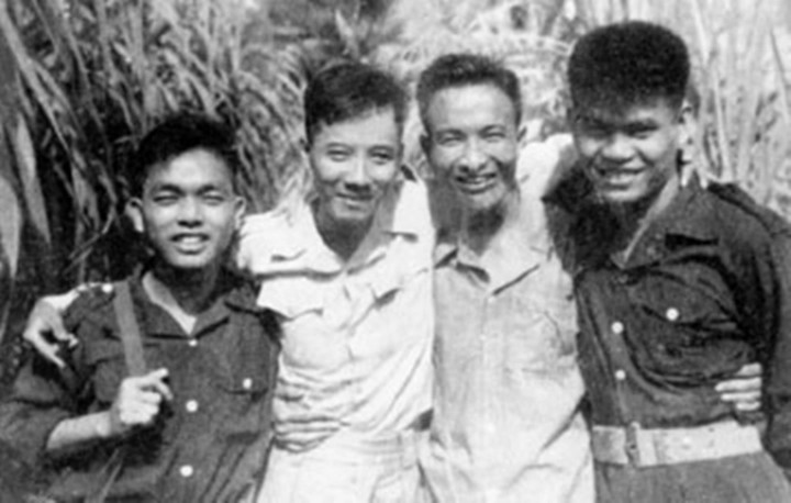 Tháng 9/1945, khi thực dân Pháp quay trở lại xâm chiếm Nam Bộ, Phạm Ngọc Thảo tuyên bố hủy bỏ quốc tịch Pháp và lên đường tham gia kháng chiến. Sau đó, Phạm Ngọc Thảo được tổ chức cử ra miền Bắc học tập rồi trở về Nam. Ông từng là Tiểu đoàn trưởng Tiểu đoàn 410, rồi Trung Đoàn phó, và sau đó là Trưởng phòng Mật vụ Nam Bộ.