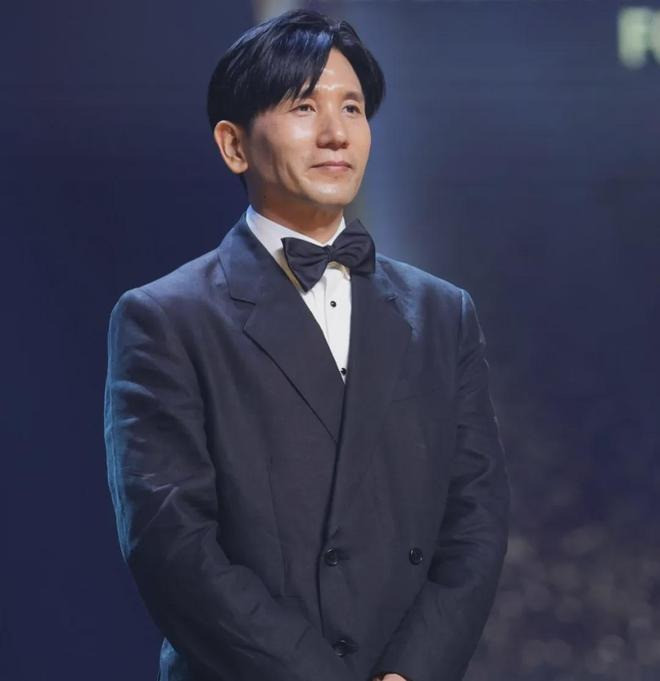 Bằng chứng Triệu Lệ Dĩnh có người mới ngoại hình đằng trai ra sao mà bị chê xấu