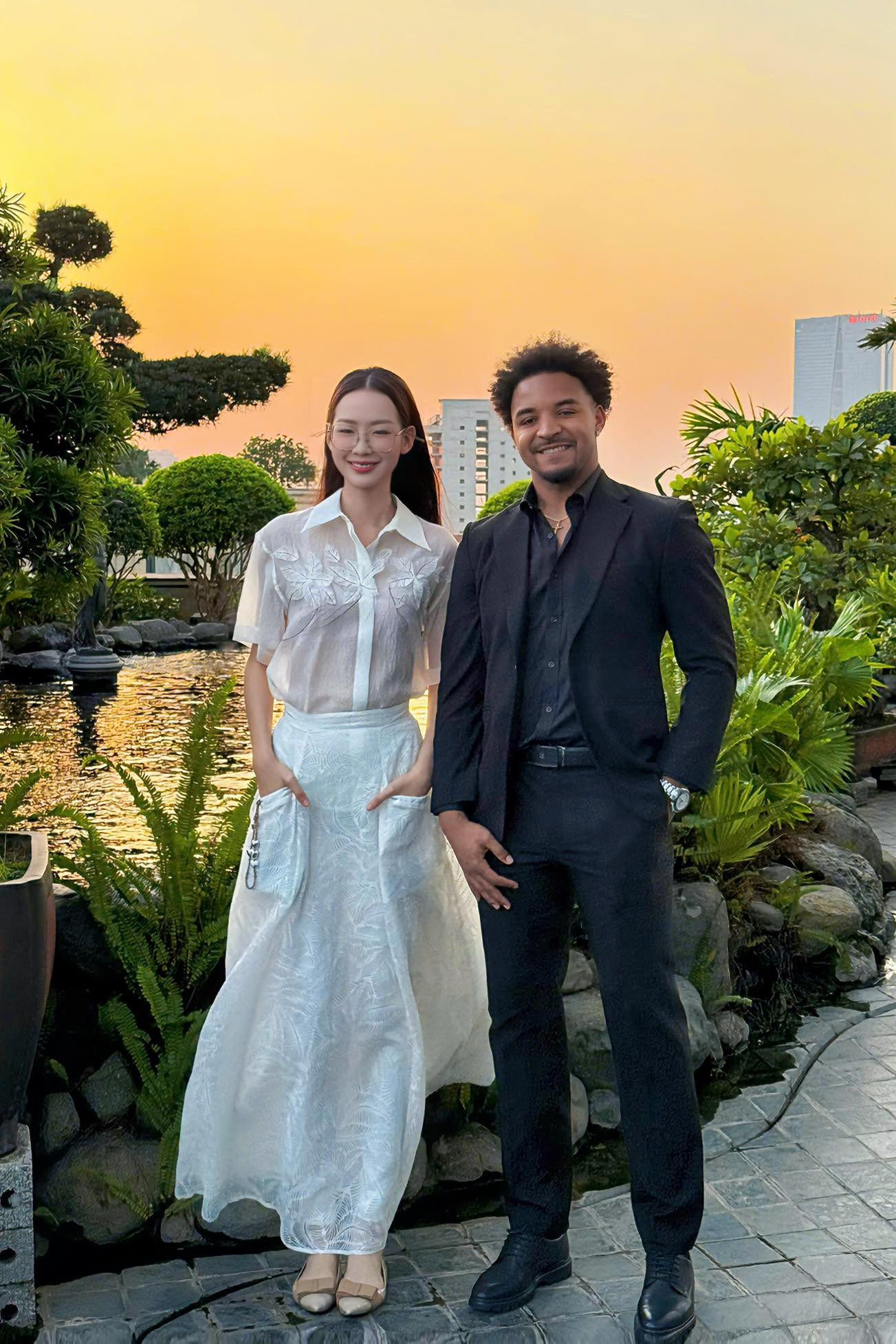 Chân dung hoa hậu 'gây bão' vì khoảnh khắc thân thiết với cầu thủ Nguyễn Xuân Son- Ảnh 1.