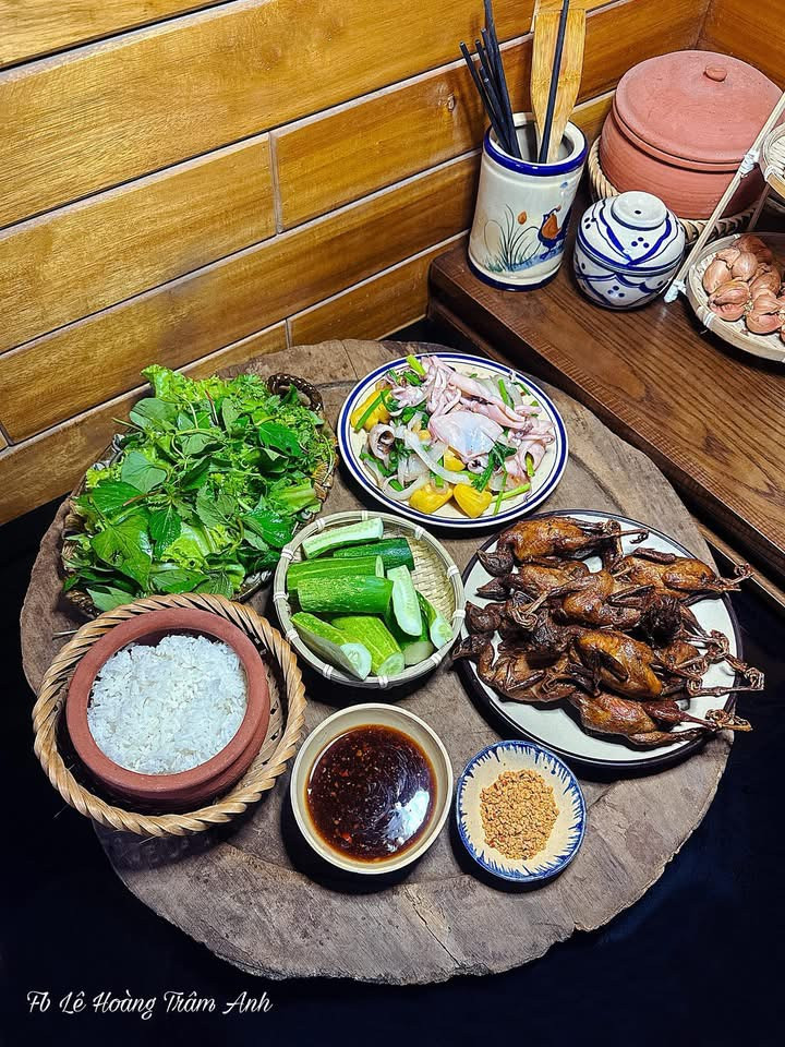 Mâm cơm sum họp với món ăn 3 miền, gợi nhớ hương vị quê nhà.