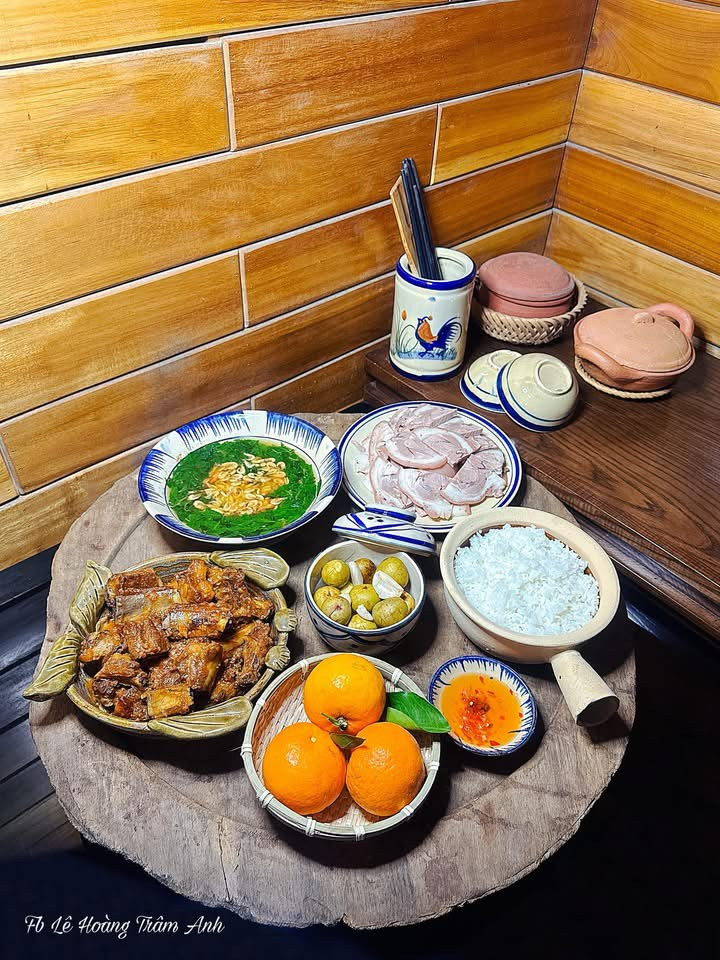 Hình ảnh mâm cơm gia đình ấm cúng, đơn giản mà trọn vị yêu thương.