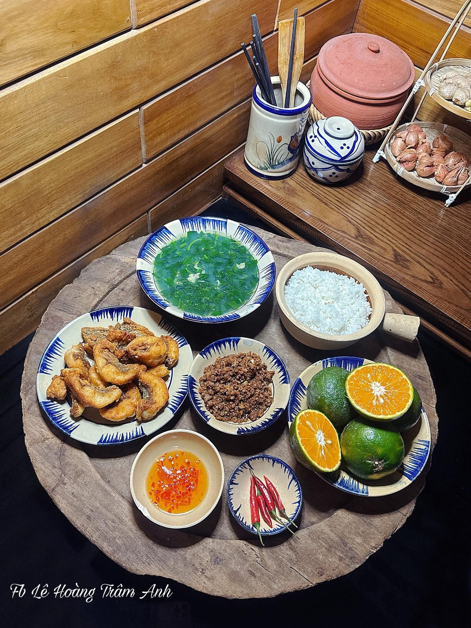 Mâm cơm gia đình truyền thống với món ăn đậm đà hương vị quê hương.