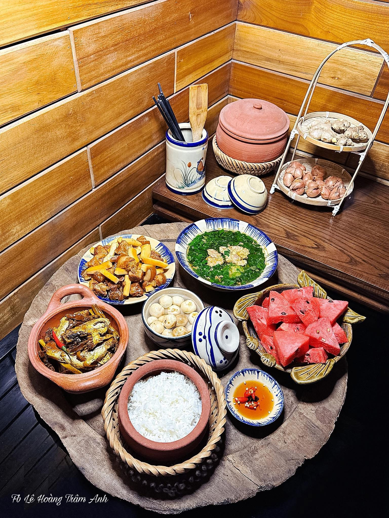Chị em phụ nữ sẽ mừng thầm khi thấy những món ăn này, nấu rất nhanh mà ăn ngon như nhà hàng Bữa cơm nhà với thịt kho, canh rau và món mặn, đậm chất cơm Việt.