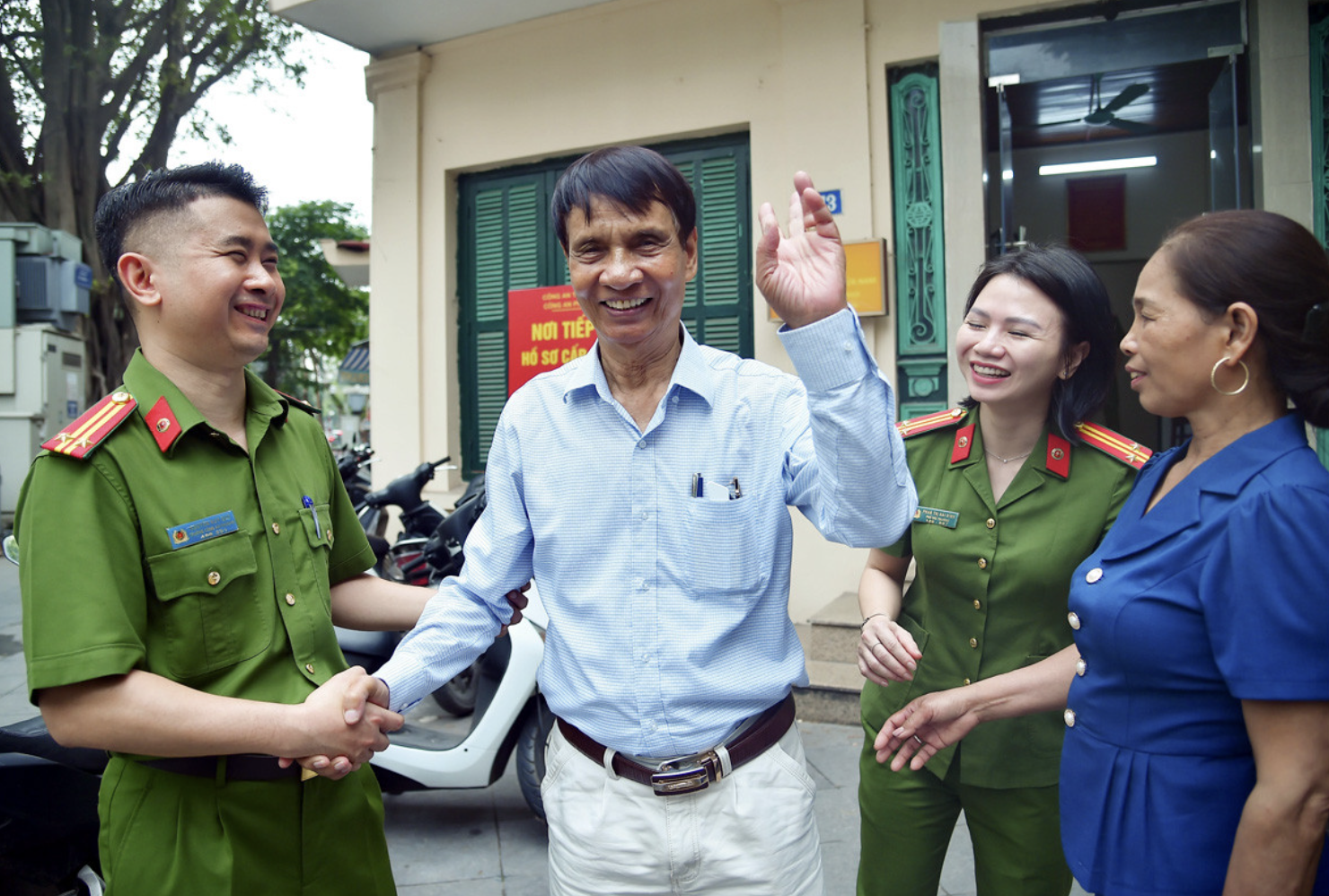 Chuyện chưa kể sau cuộc hội ngộ cha và con gái sau 57 năm lạc nhau ở ga Hà Nội Ảnh màn hình 2025 05 12 lúc 23.22.29.png