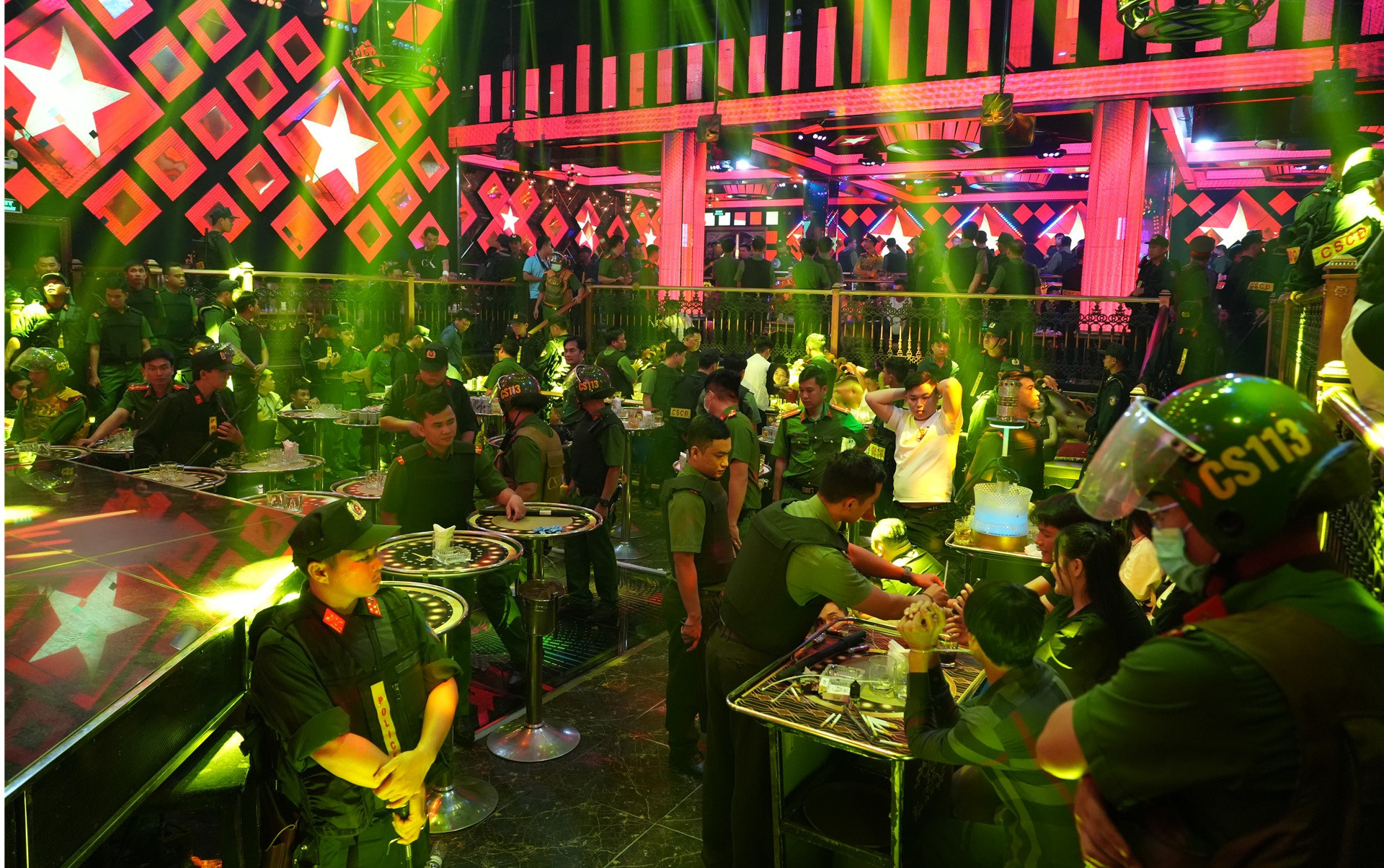 cảnh sát đột kích quán bar Paris Night Club ở phan thiết.jpg