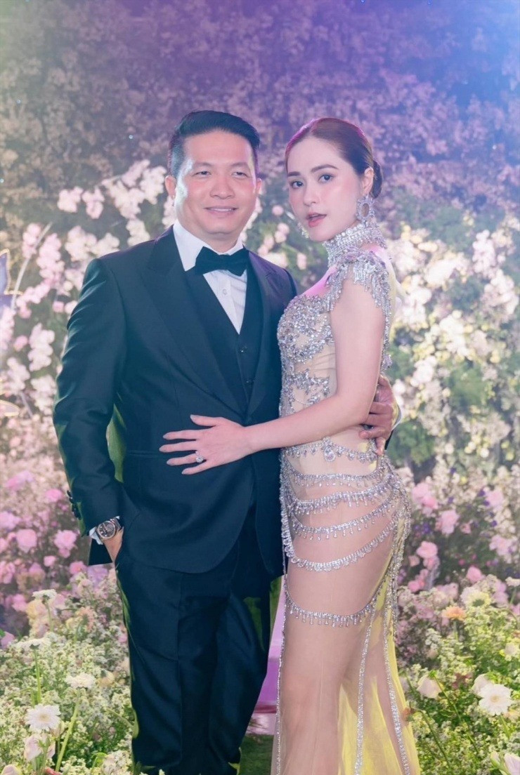 Đoàn Di Băng lộ diện sau drama dầu đội đầu vòng 2 lùm lùm nghi mang bầu lần 4
