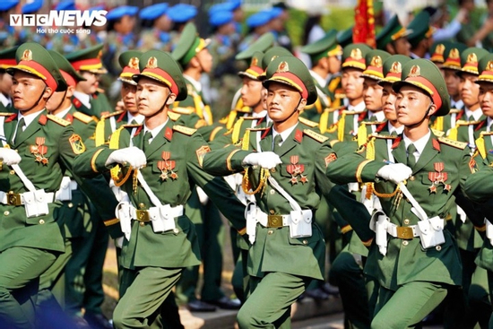 Duyệt binh khác diễu binh thế nào?