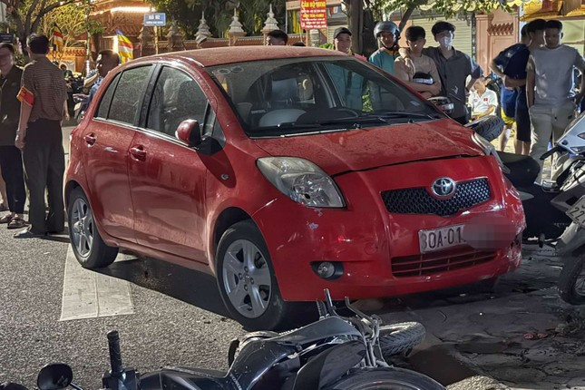 Hà Nội: Tạm đình chỉ trưởng công an xã liên quan đến vụ tai nạn liên hoàn 6 xe máy ảnh 1