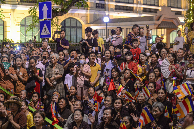 Hàng nghìn người xếp hàng trong đêm chiêm bái xá lợi Đức Phật - Ảnh 4.