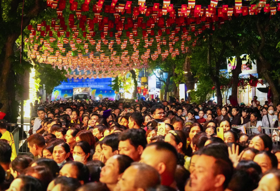 Hàng nghìn người xếp hàng trong đêm chiêm bái xá lợi Đức Phật - Ảnh 1.