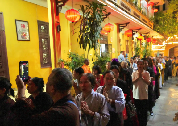 Hàng nghìn người xếp hàng trong đêm chiêm bái xá lợi Đức Phật - Ảnh 3.