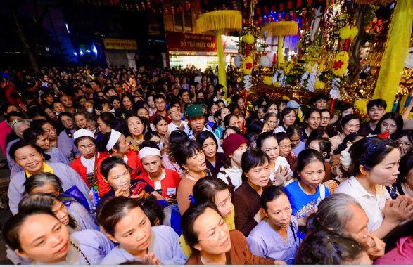 Hàng nghìn người xếp hàng trong đêm chiêm bái xá lợi Đức Phật - Ảnh 2.