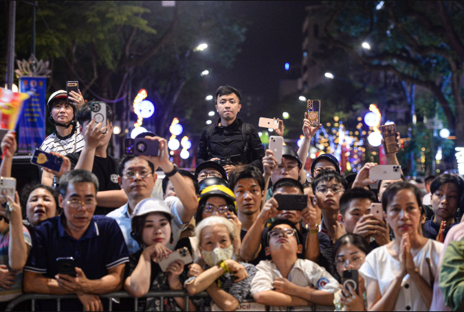 Hàng nghìn người xếp hàng trong đêm chiêm bái xá lợi Đức Phật - Ảnh 8.