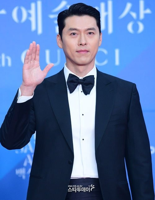Không ai ngờ Hyun Bin trên thảm đỏ và ở nhà lại khác xa đến vậy gq3qil7xiaa5rk
