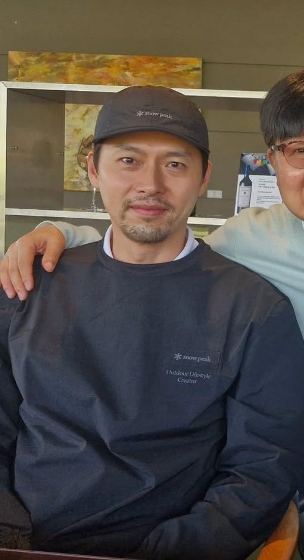 Không ai ngờ Hyun Bin trên thảm đỏ và ở nhà lại khác xa đến vậy gq3qji2w8aa9jea