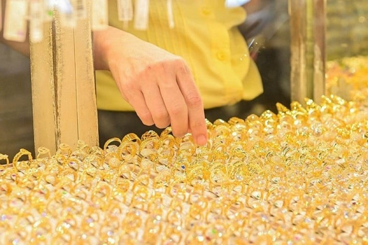 Chuyên gia cho rằng giá vàng trong ngắn hạn khó giảm về mốc 100 triệu đồng/lượng. (Ảnh minh họa)