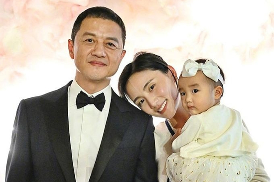 Lý Á Bằng nợ nần chồng chất, vợ trẻ vất vả chuyển nhà để tiết kiệm tiền