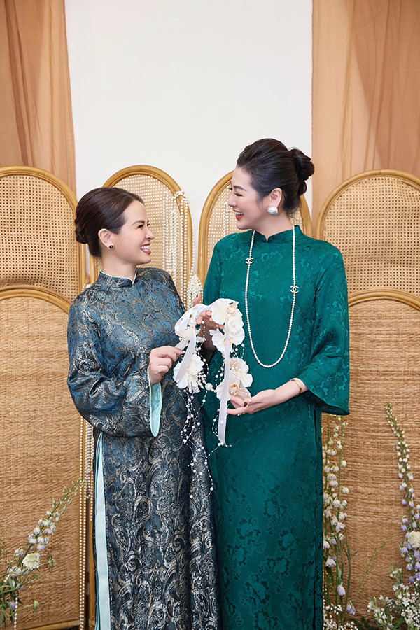 Mẹ ruột Á hậu Tú Anh: Tuổi U60 vẫn xinh đẹp, sang chảnh được con gái chiều chuộng - Ảnh 3.