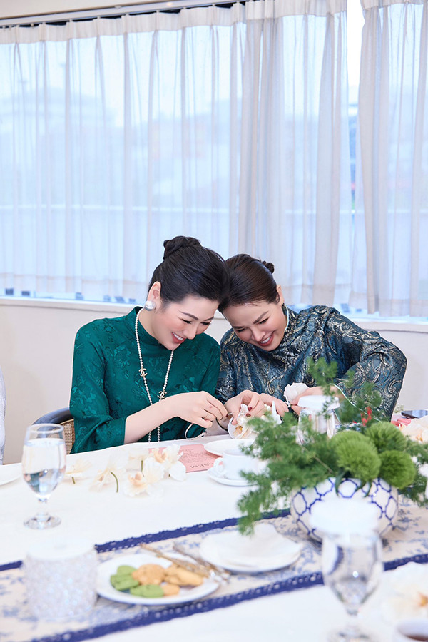 Mẹ ruột Á hậu Tú Anh: Tuổi U60 vẫn xinh đẹp, sang chảnh được con gái chiều chuộng - Ảnh 5.