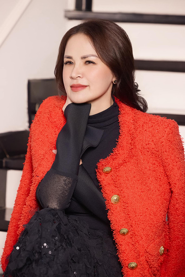 Mẹ ruột Á hậu Tú Anh: Tuổi U60 vẫn xinh đẹp, sang chảnh được con gái chiều chuộng - Ảnh 7.