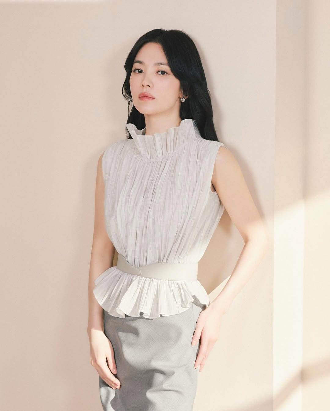 Nàng thấp bé ngoài 40 tuổi nhất định phải học 5 chiêu ăn mặc tôn dáng thanh lịch như Song Hye Kyo Nàng thấp bé ngoài 40 tuổi nhất định phải học 5 chiêu ăn vận tôn dáng thanh lịch như Song Hye Kyo- Ảnh 6.