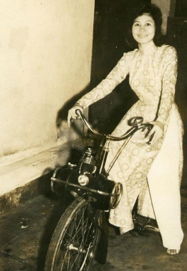 Mới 16 tuổi, Mỹ Nhung “trốn nhà” ra chiến khu, trở thành người lái đò đưa đón cán bộ qua sông. Người khách đặc biệt mà cô thường xuyên đưa đón chính là nhà tình báo nổi tiếng Phạm Ngọc Thảo. Sau thời gian được rèn luyện, bà được tổ chức đưa trở lại nội đô Sài Gòn, đảm nhận vai trò giao thông viên bí mật.