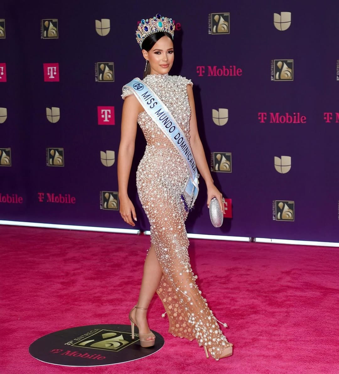 Nữ phóng viên cao 1,75 m là đối thủ của Ý Nhi ảnh 14