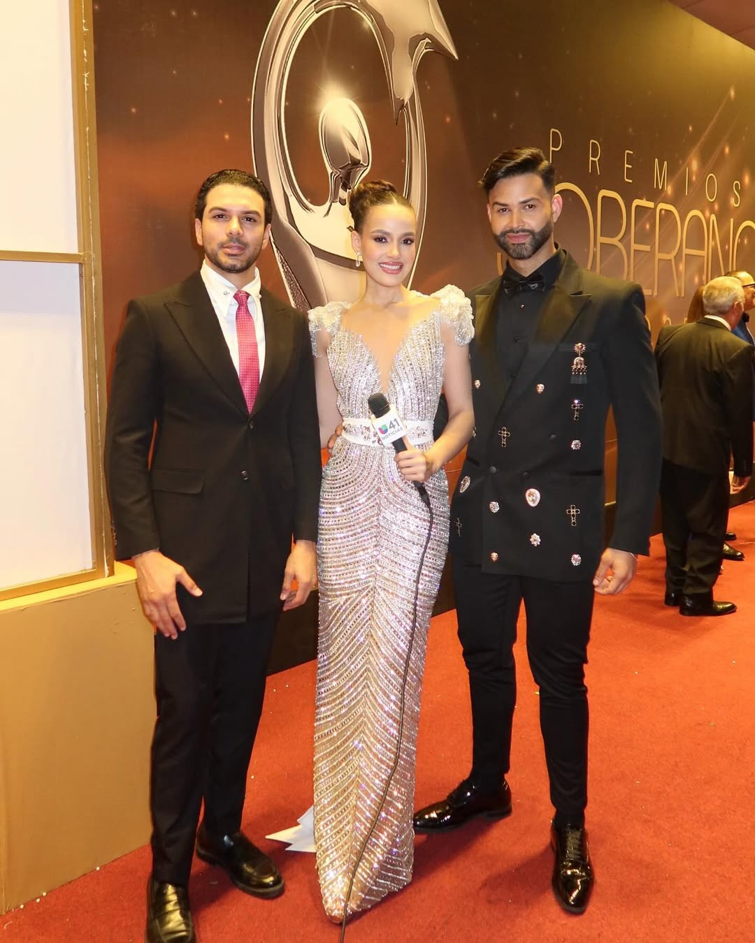 Nữ phóng viên cao 1,75 m là đối thủ của Ý Nhi ảnh 12