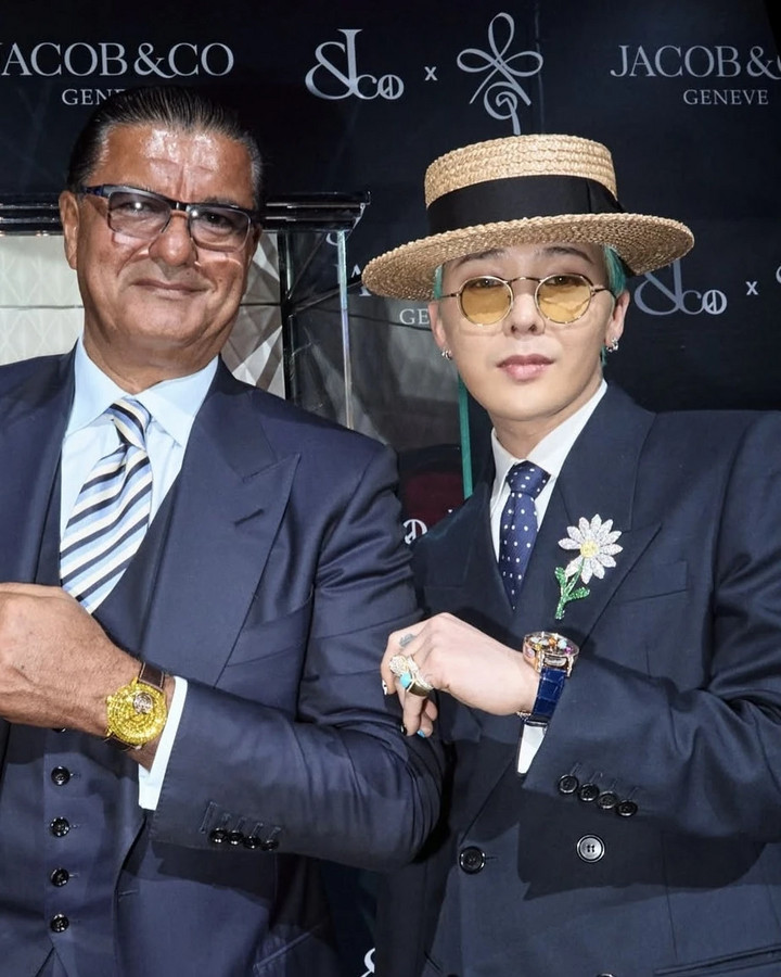 Gần đây, G-Dragon gây chú ý khi xuất hiện với chiếc Astronomia Solar G-Dragon trị giá 1 triệu USD. Chiếc đồng hồ xa xỉ này được đính 193 viên kim cương baguette trắng, 152 viên sapphire cùng 4 viên kim cương Jacob với 288 mặt cắt.