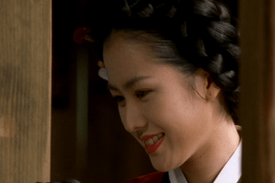 Son Ye Jin 20 tuổi đẹp kinh diễm trong tạo hình kỹ nữ: Thoáng lộ gáy thôi mà khán giả đã xuyến xao