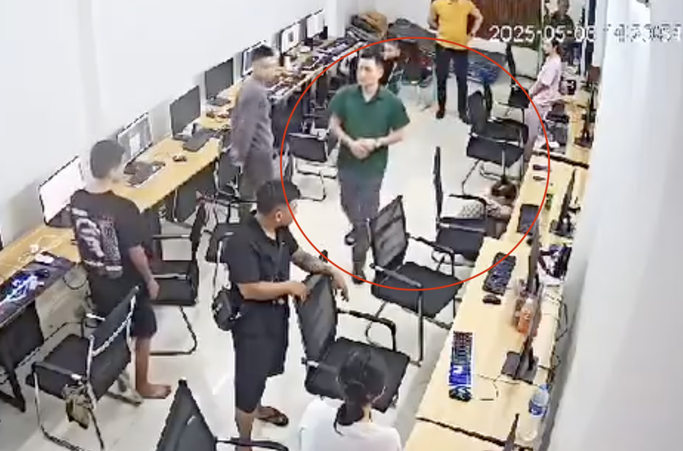 Tạm đình chỉ công tác cán bộ công an phường bị tố đánh cô gái- Ảnh 1.