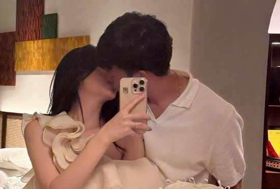 Tủ đồ 2 màu đen - trắng của vợ cầu thủ Nguyễn Thành Chung: Đơn giản mà sang