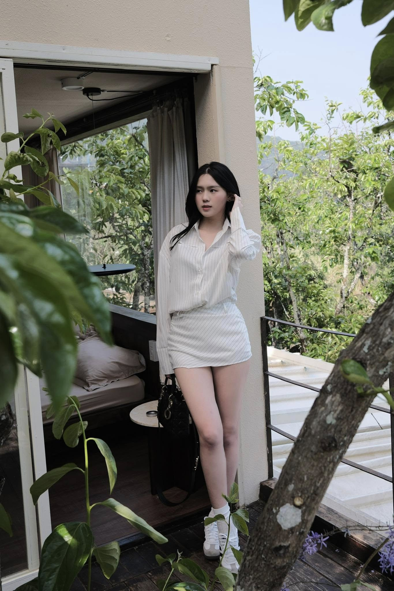 Tủ đồ 2 màu đen - trắng của vợ cầu thủ Nguyễn Thành Chung: Đơn giản mà sang Tủ đồ 2 màu đen - trắng của vợ cầu thủ Nguyễn Thành Chung: Đơn giản mà sang - Ảnh 3.