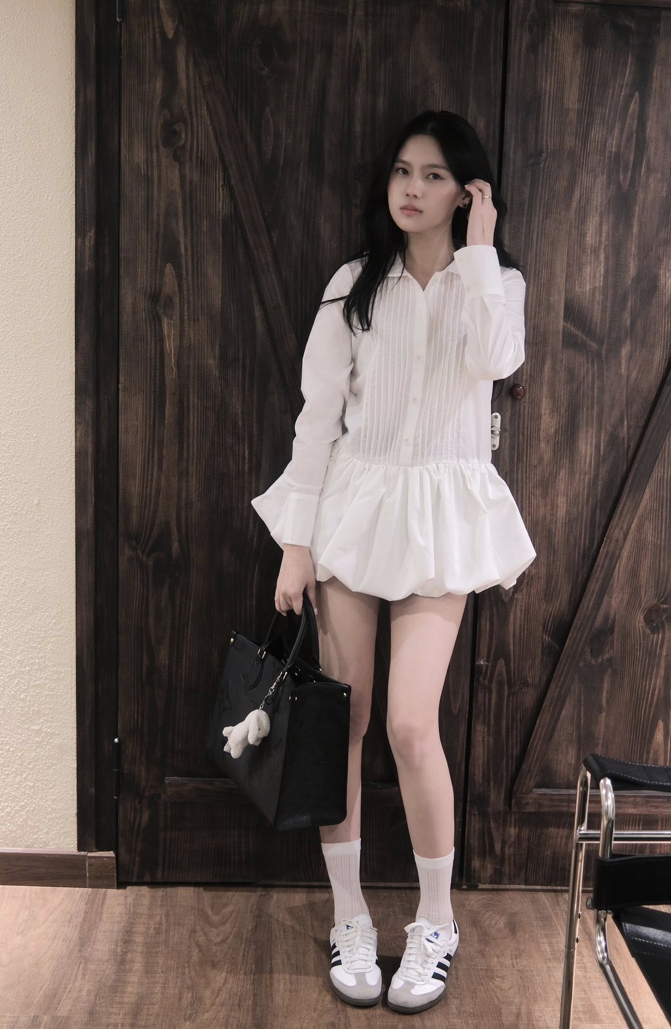 Tủ đồ 2 màu đen - trắng của vợ cầu thủ Nguyễn Thành Chung: Đơn giản mà sang - Ảnh 4.