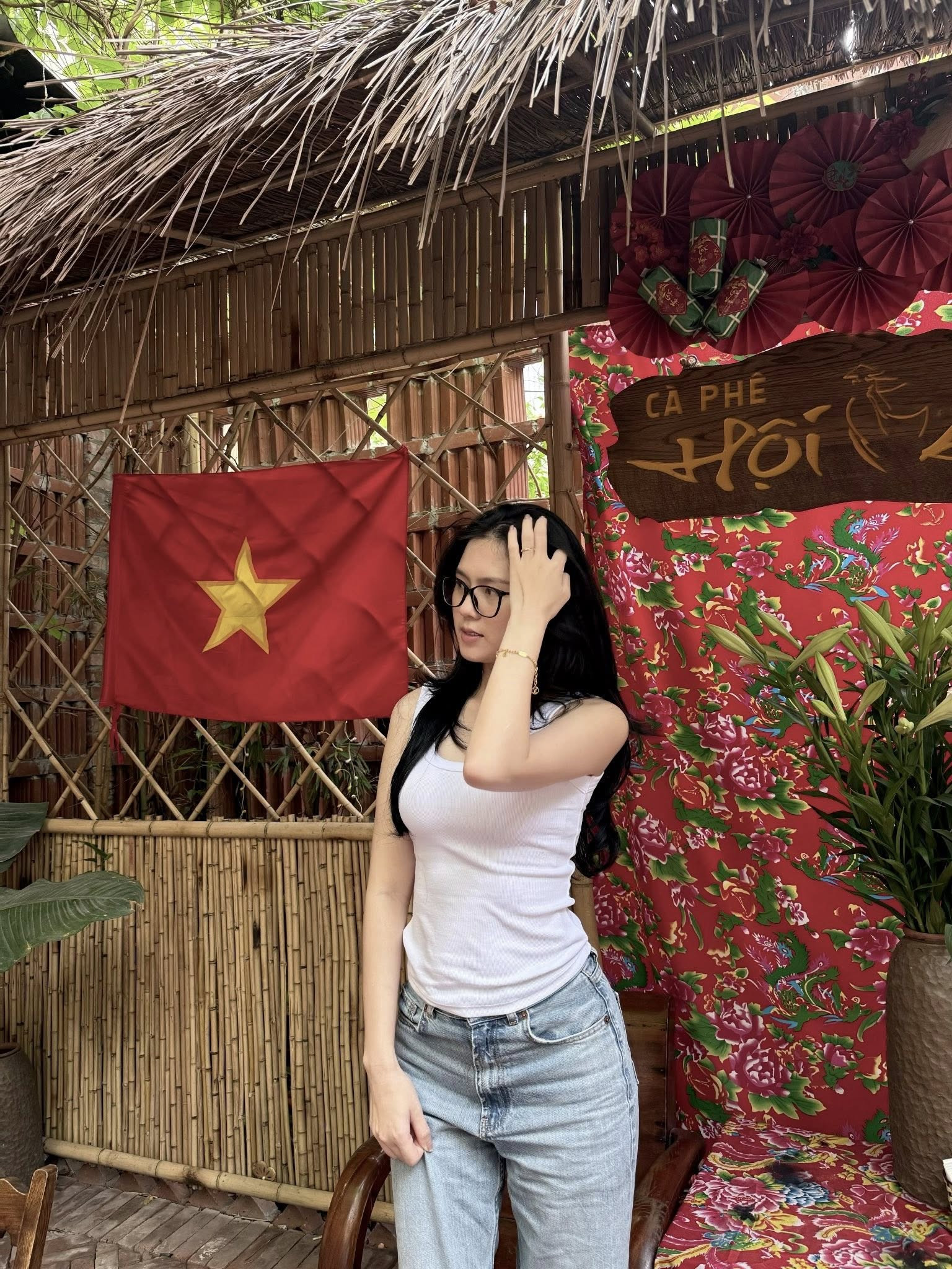 Tủ đồ 2 màu đen - trắng của vợ cầu thủ Nguyễn Thành Chung: Đơn giản mà sang - Ảnh 2.