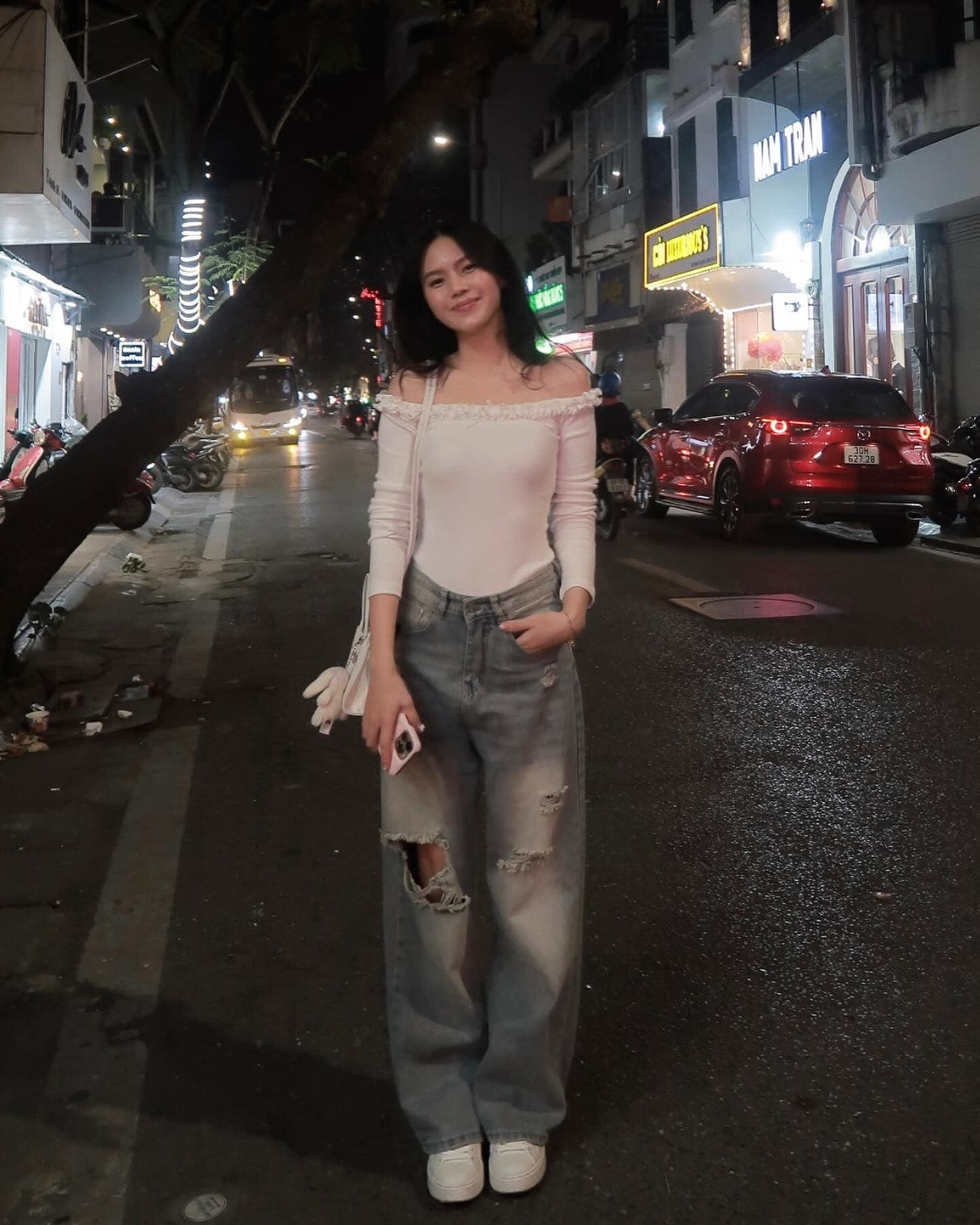 Tủ đồ 2 màu đen - trắng của vợ cầu thủ Nguyễn Thành Chung: Đơn giản mà sang - Ảnh 7.