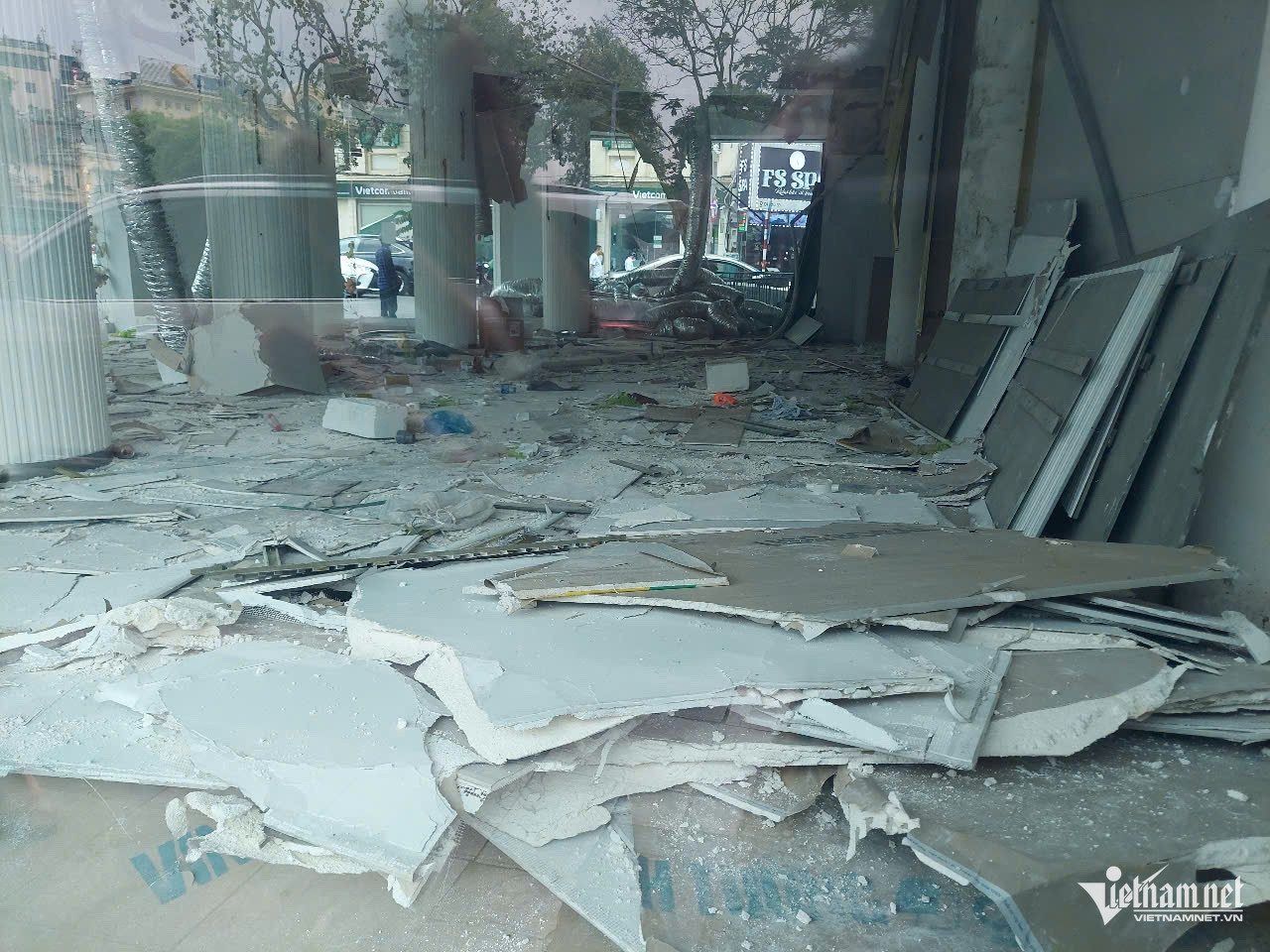 W-Mảng tường HCM.jpeg