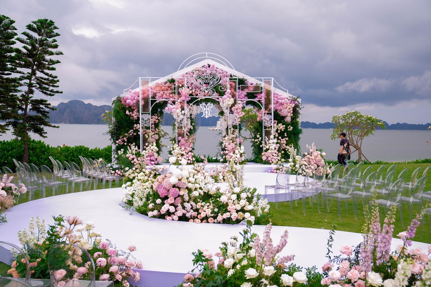Không gian đám cưới sang trọng như cổ tích Hồ Quỳnh Hương