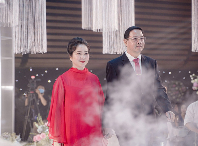 Mẹ vợ quyền lực của Phan Thành hiếm hoi lộ mặt diện mạo bà ngoại lập tức gây sốt