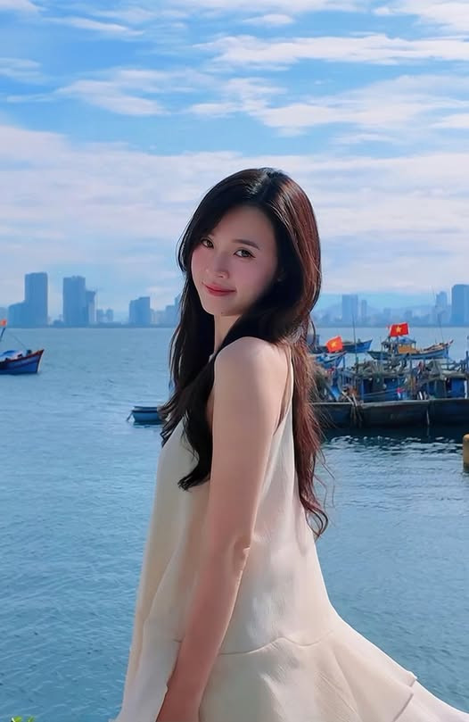 Midu lộ rõ dấu hiệu mang bầu sau 1 năm lấy đại gia ngành nhựa