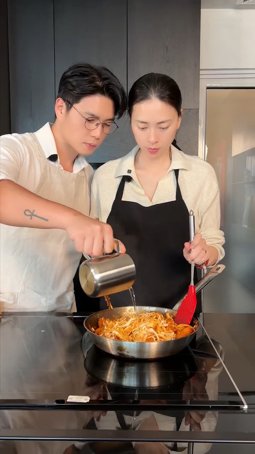 Ngô Thanh Vân và ông xã phát cẩu lương ngập mặt sau thông báo có tin vui