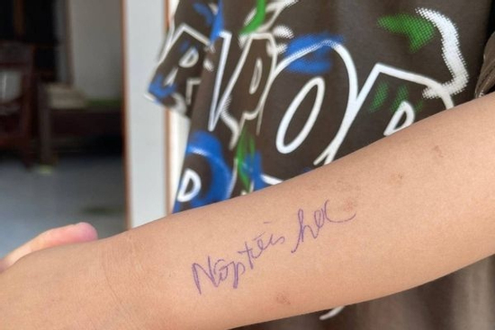 Tôi ám ảnh vì dòng chữ nhắc 'Nộp tiền học' được viết trên tay đứa trẻ: Thay vì tiện lợi, xin hãy chọn lòng tôn trọng!