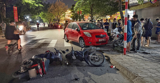 Từ vụ ô tô tông liên hoàn 6 xe máy: Người gây tai nạn có được rời hiện trường?