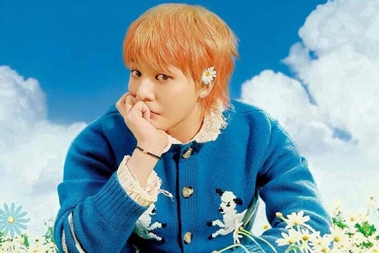 Vì sao biểu tượng hoa cúc thiếu cánh của G-Dragon khiến fan phát cuồng?